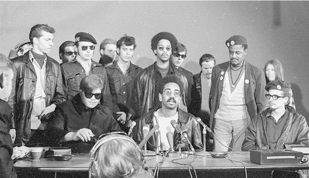 Entrevista a Tom Watts, con boinas contra el racismo y el imperialismo